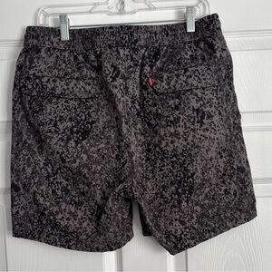Levi’s Men’s Waterless  Black and Gray Patterned Camoflage Cargo Shorts, Size M